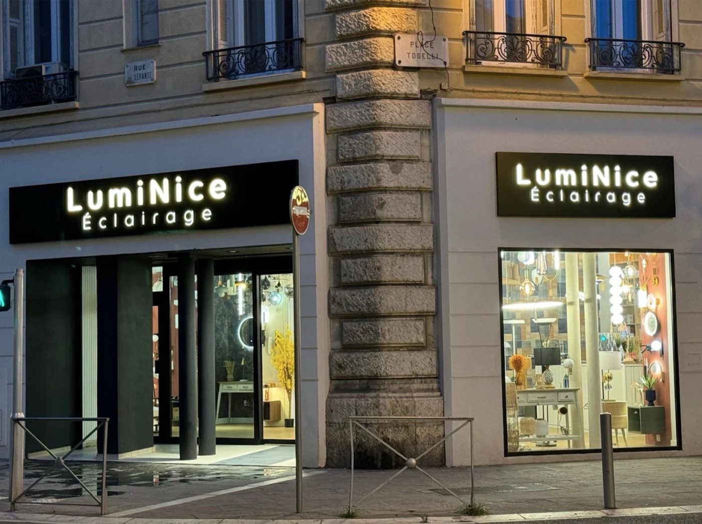 Devanture éclairée du showroom LumiNice